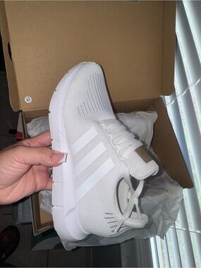 Adidas White  — Swift Run W